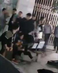 کتک زدن جوان هایی که در خیابان ساز میزدند !!