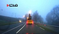واژگونی تریلر پس از برخورد با پل بزرگراه