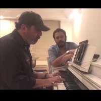 سیامت انصاری برای ترانه روزبه بمانی مینوازد