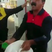 کلیپ خنده دار گاز زدن بدون ماشین