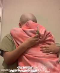 این دختر برای حمایت از خواهرش ، سر خود را تراشید