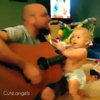 هیجان نوزاد بامزه با صدای گیتار