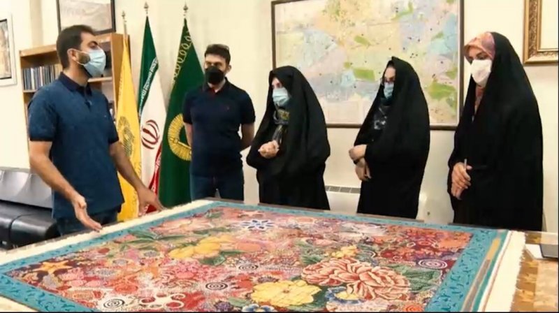 اهدای فرش دستباف به موزه آستان قدس رضوی