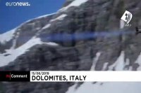 پرواز مخترع سوئیسی با جت بال برفراز کوه‌های شرق ایتالیا