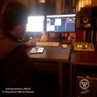 استاد پیام طونی در حال تنظیم موزیک جدید