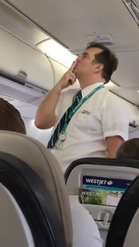 مهمانداری که حتما توجه شما را جلب خواهد کرد ... کلیپ خنده دار