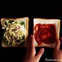 ساندویچ تخم مرغ با روکش کالباس (بیکن)