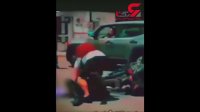 کتک خوردن پلیس از موتورسوار عصبانی