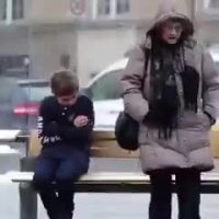 واکنش مردم به کودکی که از سرما می لرزه