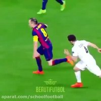 تکنیک ناب "اینیستا" که یه تنه مثل فوتبال آمریکایی توپ رو 40 متر جلو میبره