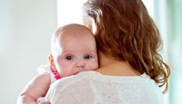چگونه نوزاد تازه متولد شده را در آغوش بگیریم؟