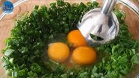غذای ساده و حاضری برای شام با پیازچه و تخم مرغ