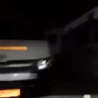 مردم با خودروی شخصی مصدومان‌ زلزله قصرشیرین را به بیمارستان منتقل می‌کنند