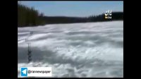 بیرون آمدن یهویی نهنگ از دریاچه یخ زده آلاسکا
