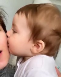 بچه بامزه | بوس کردن | بچه | کلیپ بچه | بوسیدن | کلیپ حال خوب کن