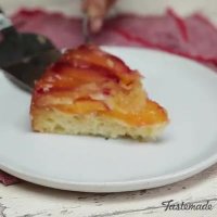 کیک آماده میوه ای با خامه 