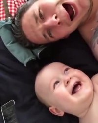 گفت و گوی بامزه با نوزاد