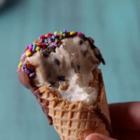 بستنی قیفی کاکائویی