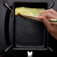 رول تخم مرغ به همراه پنیر و جلبک ژاپنی