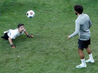 تمرین فوتبال محمد صلاح با پسر بی پا