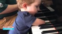 مهارت کم نظیر کودک معلول در نواختن پیانو