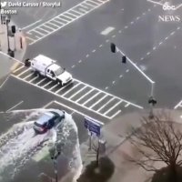 کشور سوییس سیل اومده تمیزتر از آب معدنی اگه حرکت ماشین نبود قابل تشخیص نبود😳