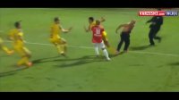 وقتی بازیکنان مورد حمله هواداران قرار می گیرند!