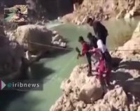 عبور دانش آموزان با "سیم بکسل" از رودخانه