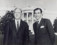 اردشیر زاهدی : اطمینان دنیا به آمریکا کمتر شده است