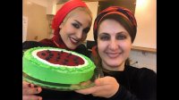 کیک هندوانه ای مخصوص شب یلدا با فاطمه گودرزی و دخترش آوا