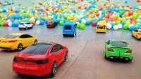 سرسره بازی ماشین ها روی توپ های رنگی