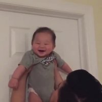 چه خنده شیرینی می کنه