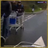 صف طولانی مردم لندن برای ورود به فروشگاه