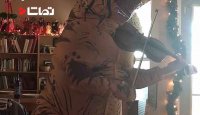 یه دایناسور داریم ویولن می زنه