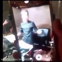 رپ خوانی یک جوان با زجر و سختی