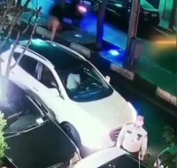 سرقت گوشی در کسری از ثانیه جلوی مامور راهنمایی رانندگی!