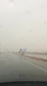 کج شدن تیرهای برق در خروجی شهر بوشهر