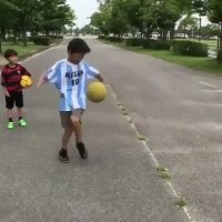 بچه ای که رو دست رونالدینیو بلند شد