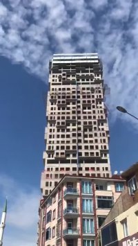 تکان خوردن هولناک برج در زلزله ترکیه 98