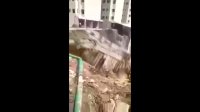 ریزش دیواره خاکی مشرف به مناطق مسکونی