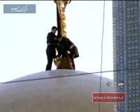 تعویض پرچم حرم امام رضا(ع) در آستانه محرم