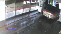 له شدن یک خودرو زیر دستگاه کارواش اتوماتیک