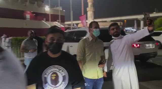 صف هواداران الاهلی برای سلفی با علی کریمی