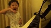 استعداد پسربچه در پیانو نوازی