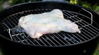 طرز تهیه کباب مرغ شکم پر دودی در باربیکیو