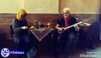 سه تار نوازی زیبای یک توریست آلمانی در قهوه خانه ای دراصفهان