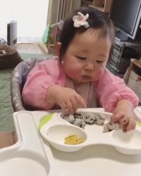 دختر کوچولوی شکمو