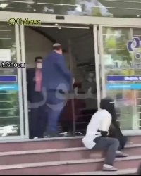 فیلم ضرب و شتم یک شهروند توسط کارمند بانک رفاه کارگران