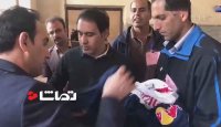 مهدوی کیا برای دادن پیراهن فوتبال میان کودکان زلزله زده رفت