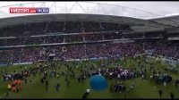 هجوم هواداران برایتون به زمین بعد از صعود به لیگ برتر جزیره